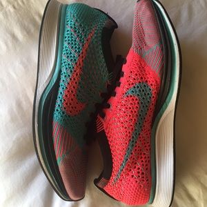 NIKE Flyknit Racers
